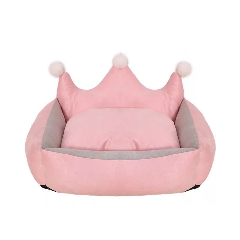Soft dog bed with crown